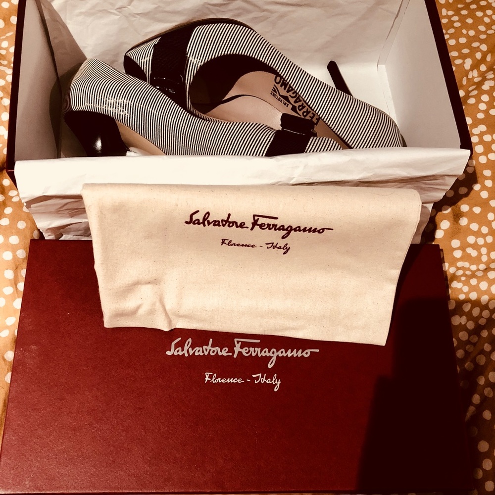 UNUSED Salvatore Ferragamo Grey Gillia 100